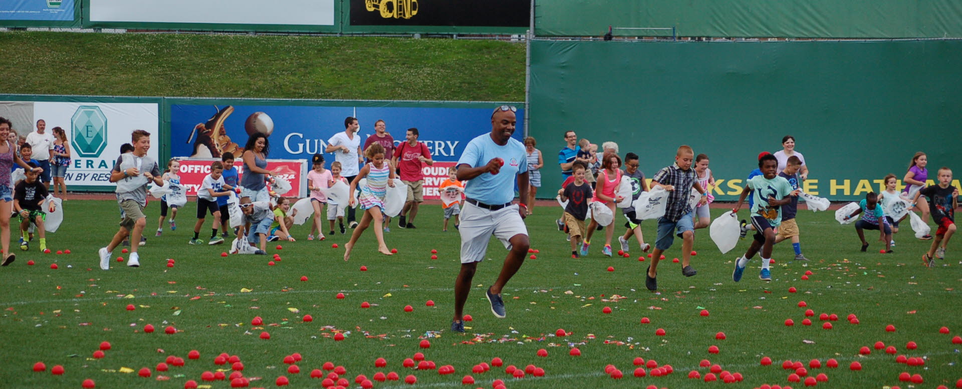 Darryl Gordon at picnic, 2016 with kids for candy drop